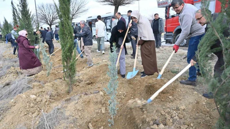 Aileler İçin Fidanlar Toprakla Buluşturuldu