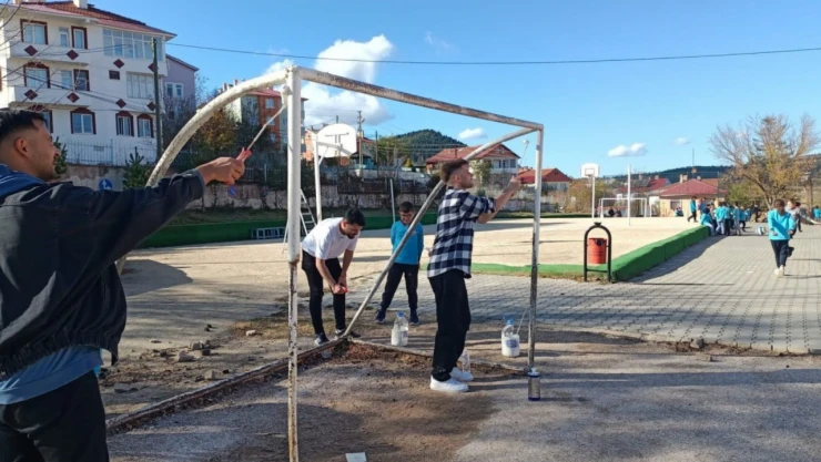 Üniversite Öğrencileri Köy Okulunu Boyayarak Renklendirdi