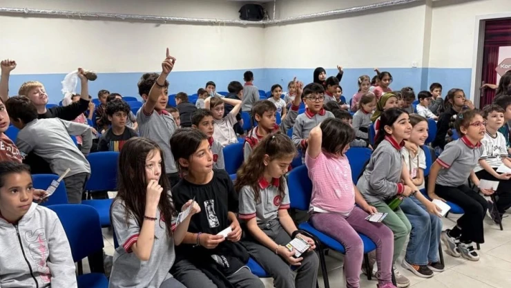 Üniversite Öğrencileri Miniklere Trafik Bilinci Aşıladı