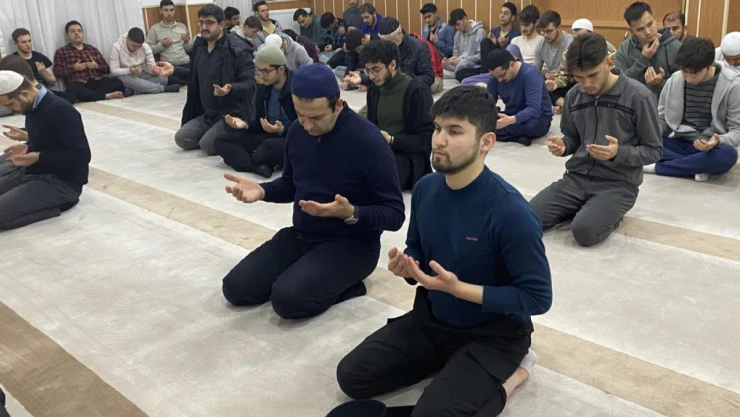 Üniversite Öğrencileri Şehitler İçin Dua Etti