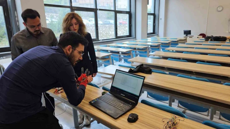Üniversite Öğrencileri Akıllı Eldiven Yaptılar