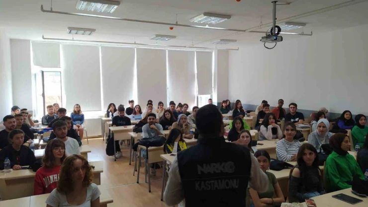 Üniversite Öğrencilerine 'Uyuşturucuyla Mücadele' Eğitimi