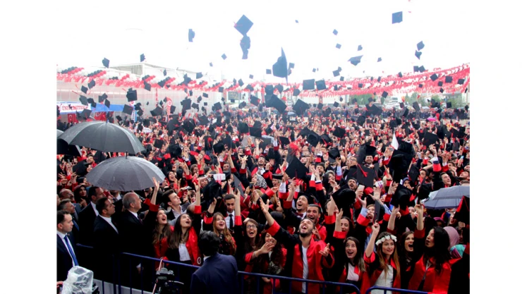 Üniversitede mezuniyet coşkusu