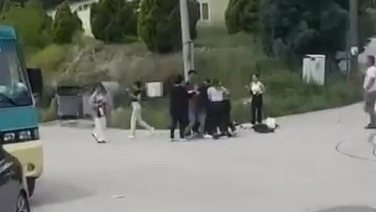 Üniversiteli Kızlar Sokak Ortasında Kavga Etti