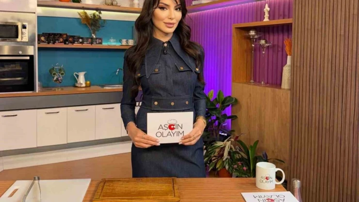 Ünlü Manken Ekran Karşısında