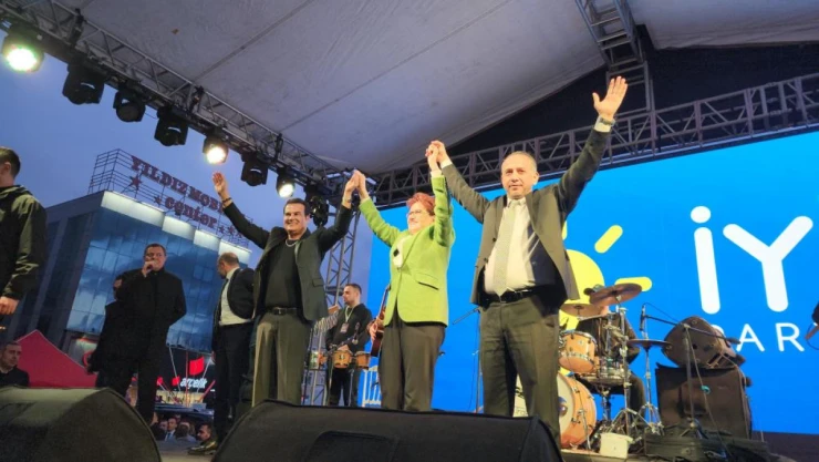 Ünlü Şarkıcılar Hakan Peker'e Destek İçin Sahne Aldı