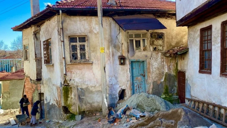 Metruk Binalar Tehlike Saçıyor