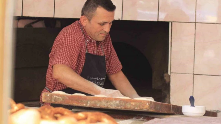 Usta Olarak Başladığı Fırının Sahibi Oldu, 40 Yıldır Simit Satıyor