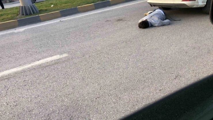 Üst Geçidi Kullanmayan Genç Otomobilin Çarpmasıyla Metrelerce Uçtu