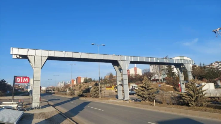 Üstgeçidin montajı yapıldı