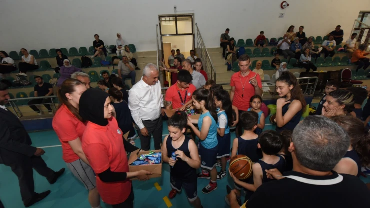 Vali Çakır'dan Spor Okulu'na ziyaret