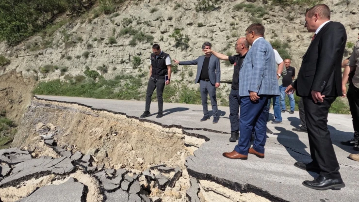 Vali, çöken yolu inceledi