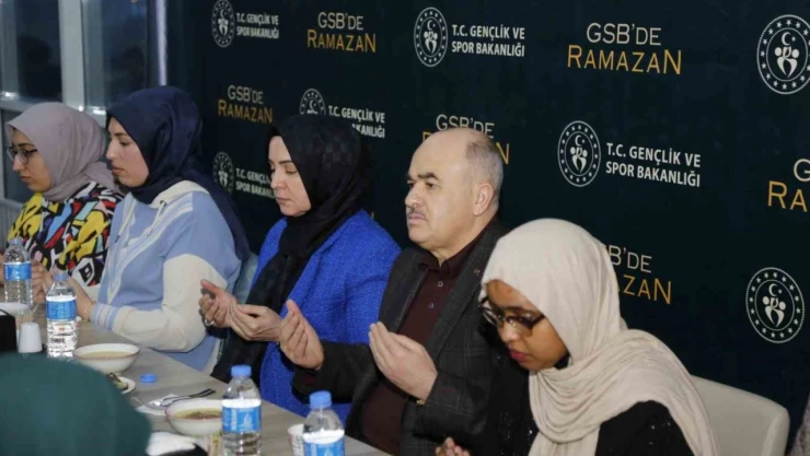 Vali Dağlı Öğrencilerle İftar Yemeğinde Bir Araya Geldi