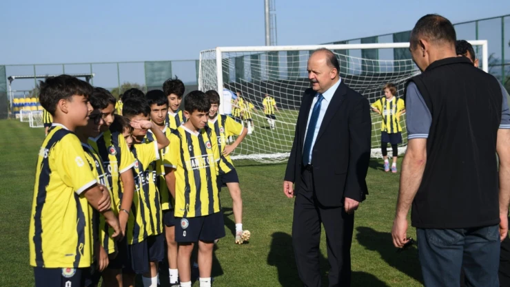 Vali Dallı'dan Yaz Okulundaki Genç Sporculara Ziyaret