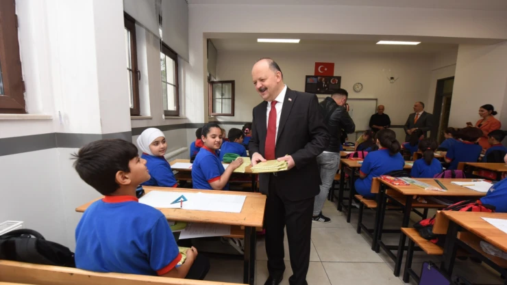 Vali Dallı, Merkez Ortaokulu'nu ziyaret etti