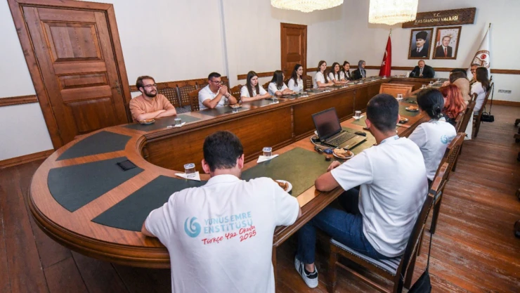 Vali Dallı, Yunus Emre Enstitüsü Yaz Okulu Öğrencilerini Ağırladı