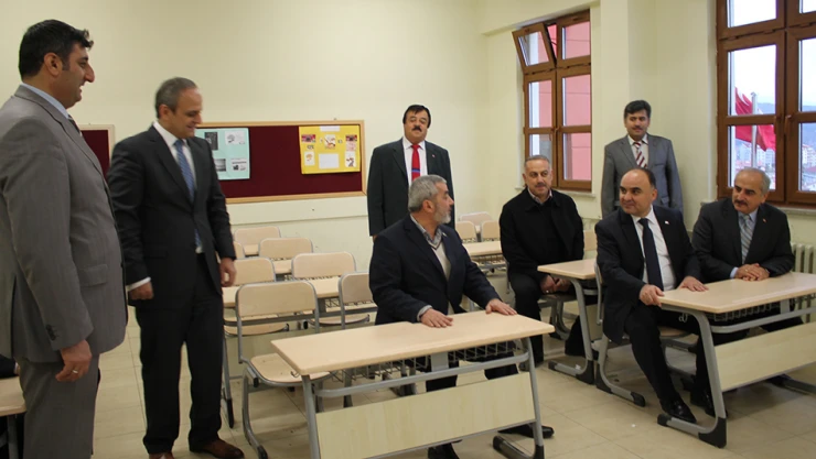 Vali Günaydın'dan, Tosya'daki okula 20 bin TL'lik söz