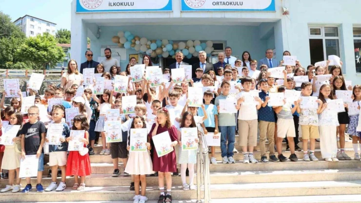 Vali Hacıbektaşoğlu Öğrencilere Karnelerini Verdi