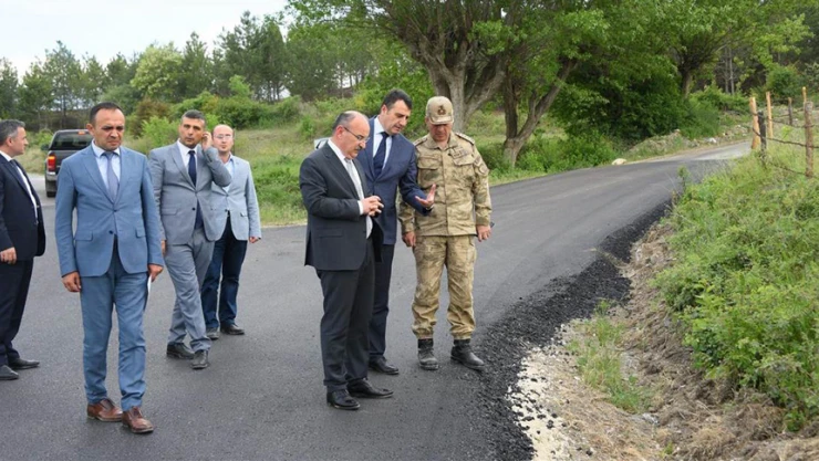 Vali Karadeniz asfalt dökülen yolları inceledi