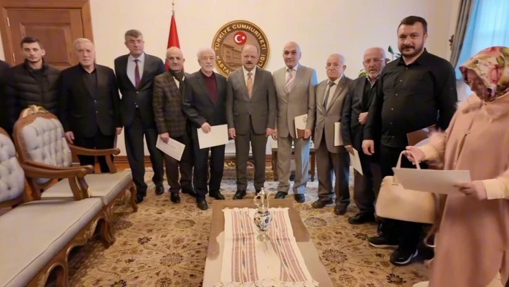 Vali Meftun Dallı'dan Mütevelli Heyeti Üyelerine Teşekkür Belgesi