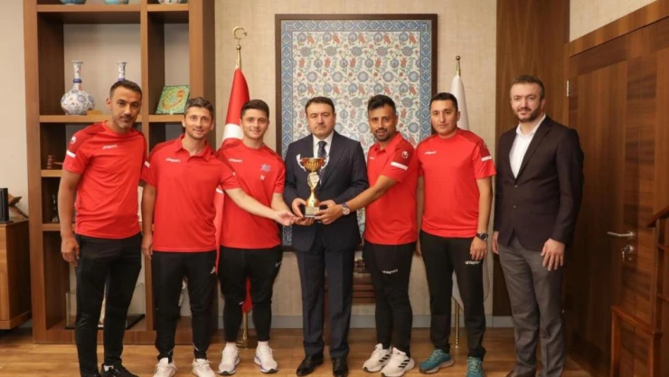 Vali Musa Işın, Türkiye Şampiyonu Kütahya Ecofirm Ayak Tenisi Takımını Ağırladı