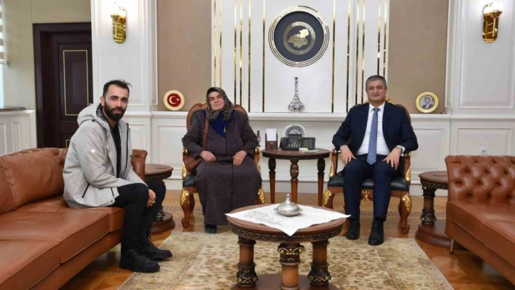 Vali Yavuz, Şehit Ailesini Ağırladı