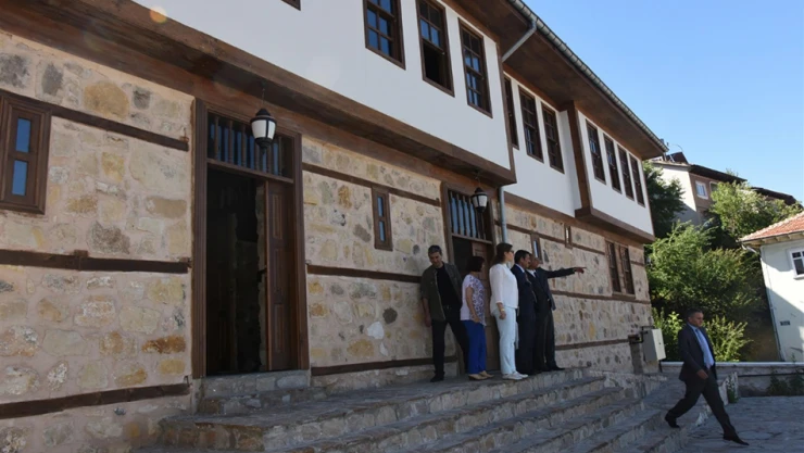 Vali Yıldırım, Tarihi Saray Hamamı'nı inceledi