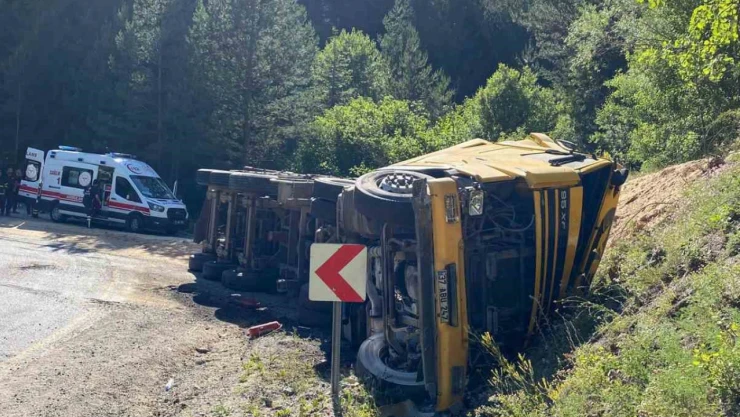 Talaş Yüklü Tır Devrildi: 2 Yaralı