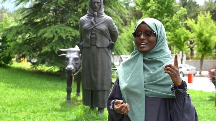 Yabancı uyruklu öğrenciden duygulandıran şiir