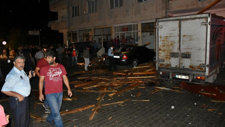 Yağmur ve rüzgar evlerin çatısını uçurdu