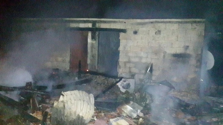Yalnız yaşayan yaşlı adamın evi yandı
