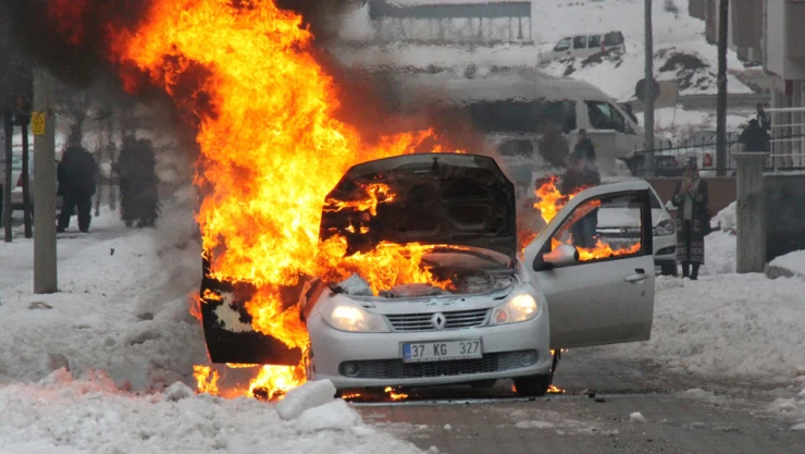 Yanan arabadan son anda kurtuldu