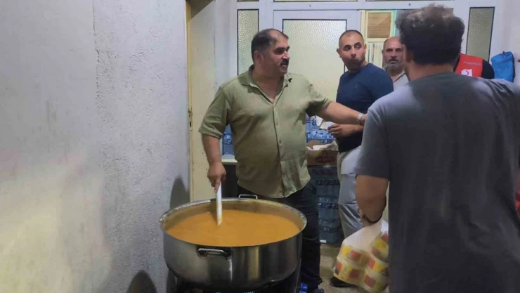 Yangın Bölgesindeki Muhtar Köye Gelen Yardım Ekibine Çorba Yaptı