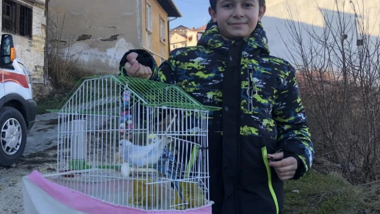 Yangına aldırış etmedi, alevlerden kuşları kurtardı