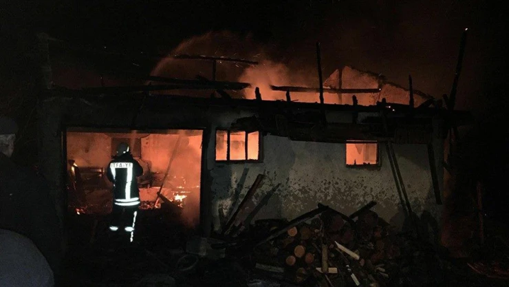 Yangında bir ev ve ahır kullanılmaz hale geldi