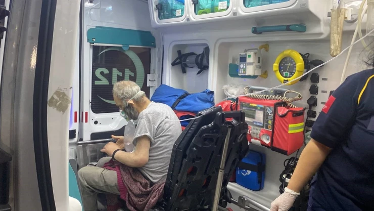 Yangından etkilenen adam hastaneye kaldırıldı