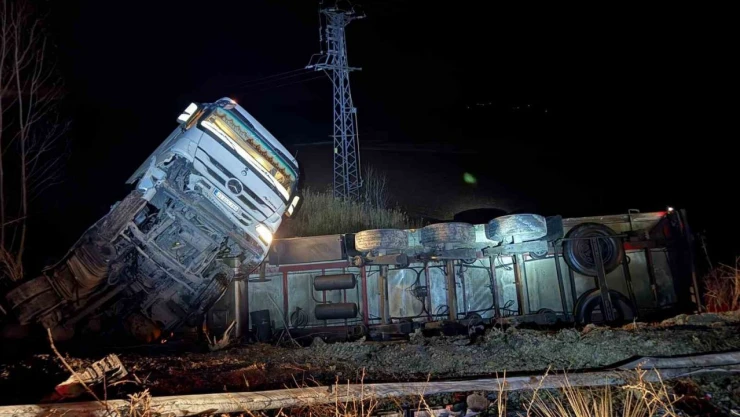 Emniyet Şeridindeki Otomobile Ticari Araç Çarptı: 4 Yaralı