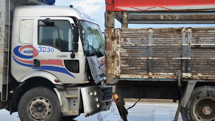 Yardım için duran kamyona, kamyon çarptı