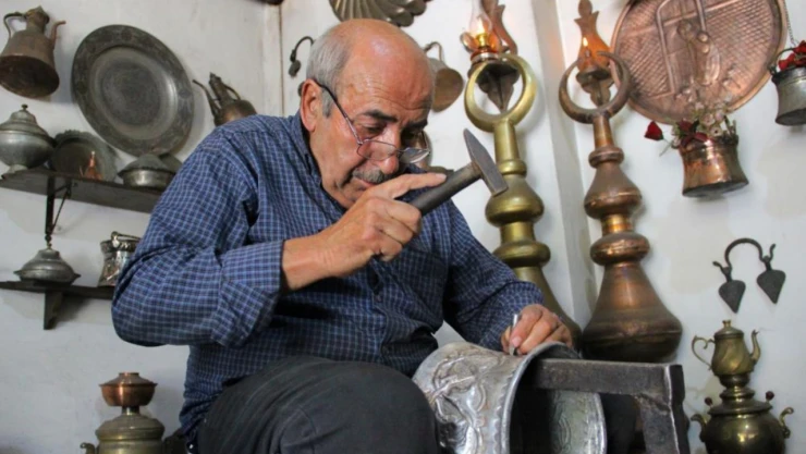 Yarım Asırlık Usta Çekiciyle Bakırı İşleyerek Sanata Dönüştürüyor