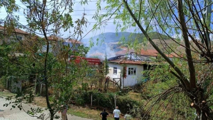 Yarımsöğüt Köyünde Bir Ev Alevlere Teslim Oldu