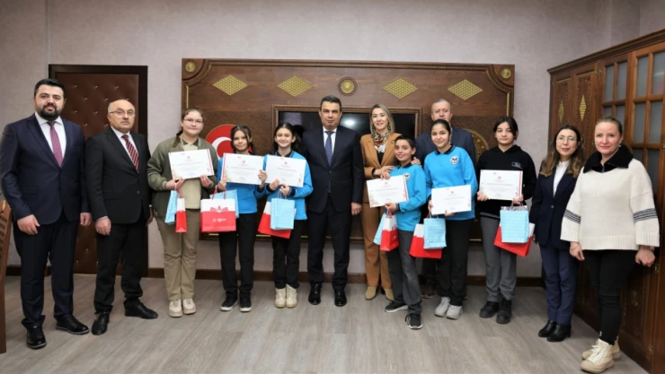 Yarışmaya Katılan Öğrencilere Belge Takdimi