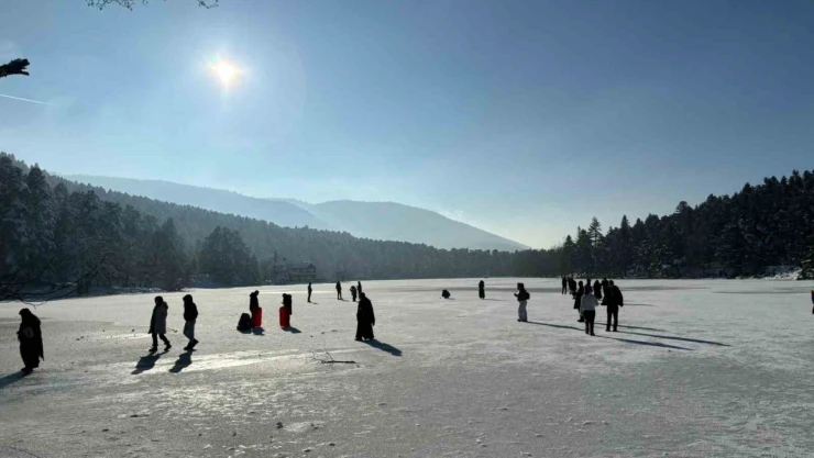 Yasağa Aldırış Etmeden Donmuş Göl Üzerine Çıktılar