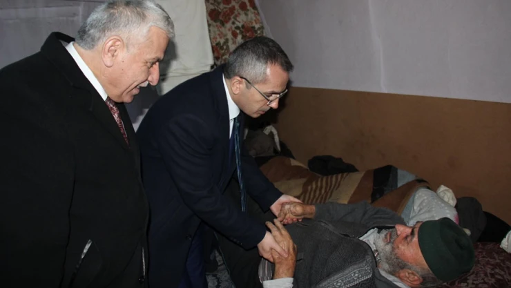 Yaşlı adamın yardımına Kaymakam yetişti