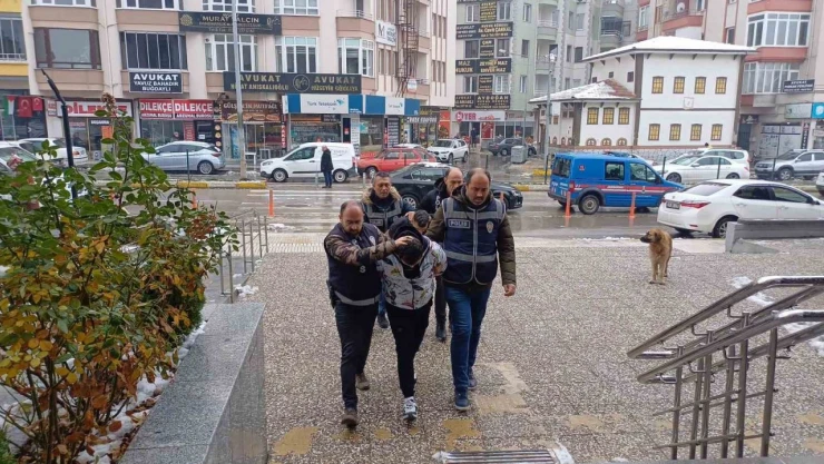 Yaşlı Çifti 5 Milyon TL Dolandıran 2 Şahıs Tutuklandı