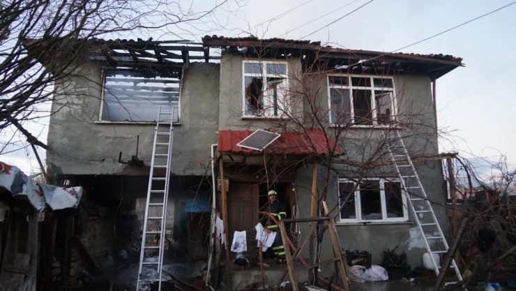 YAŞLI KADIN ALEVLERDEN KAÇAMADI