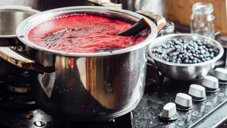 Yaz Meyveleri Kavanozlarda Kışa Hazırlanıyor