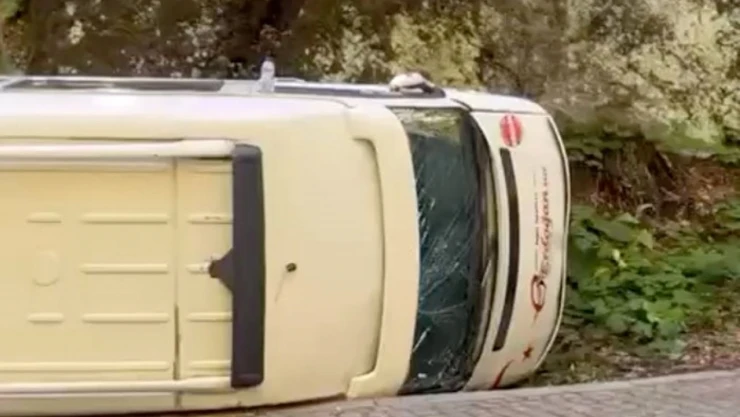 Yedigöller Milli Parkı'nda Minibüs Devrildi