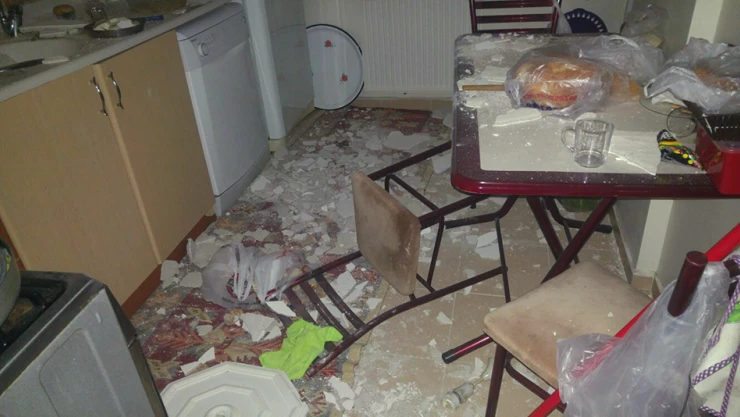 Yemek yaparken evin tavanı üzerine düştü