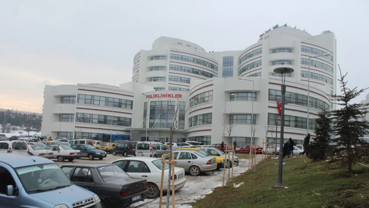 Yeni hastane ilk gününde doldu taştı