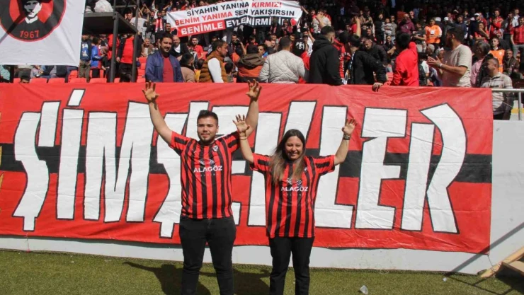 Yeşil Sahada Evlilik Teklifi